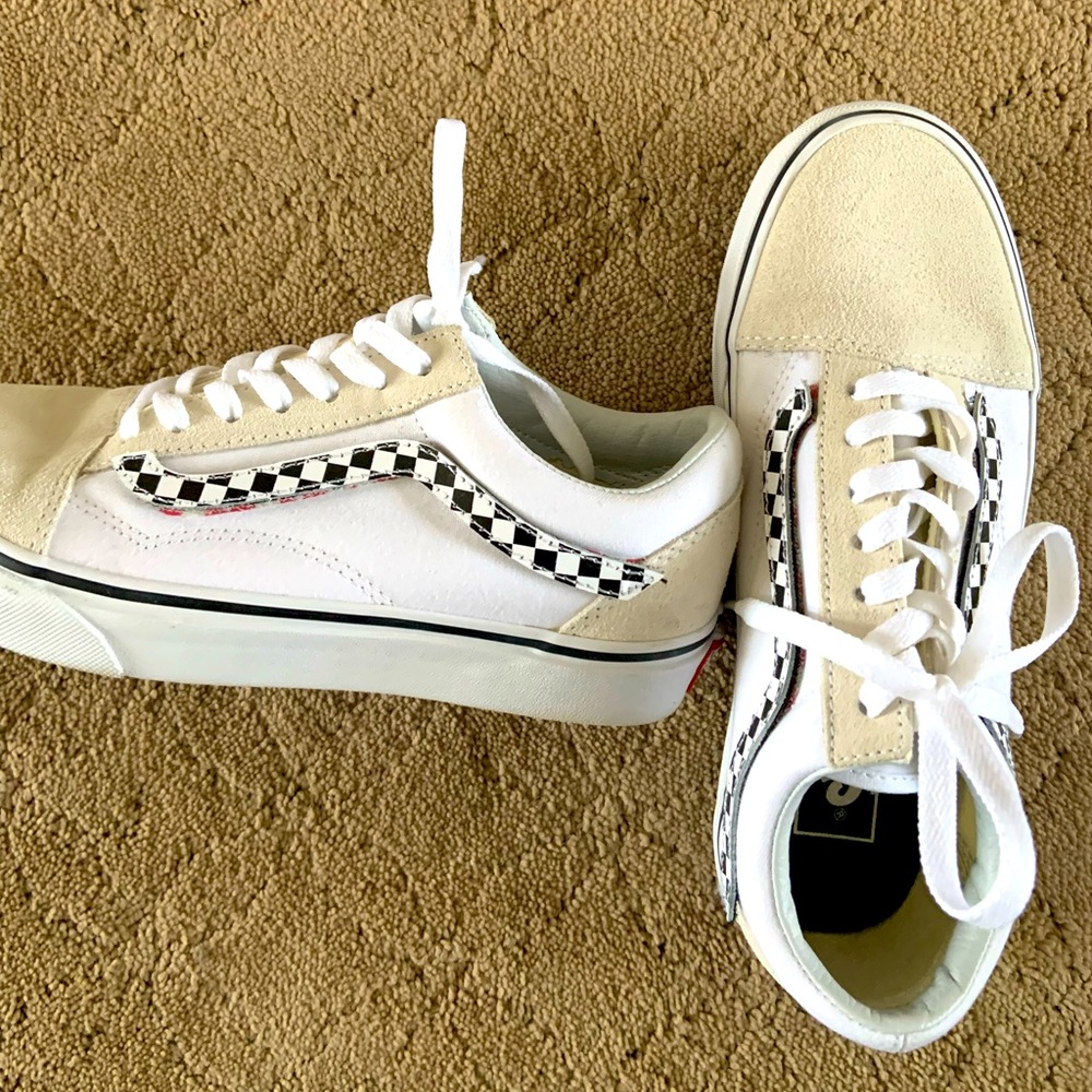 Ladies size 7.5/ mens size 6 Vans.